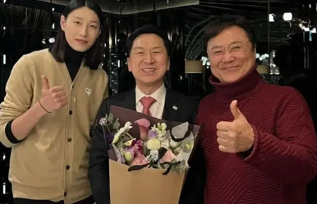 与党議員との写真撮影で物議の女子バレーボール選手、「金議員を応援…写真も許可した」と釈明＝韓国（画像提供:wowkorea）