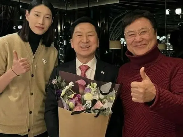 与党議員との写真撮影で物議の女子バレーボール選手、「金議員を応援…写真も許可した」と釈明＝韓国（画像提供:wowkorea）
