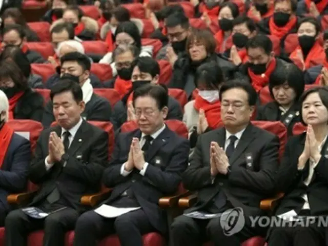 追悼式に出席した金振杓国会議長（左から２人目）や李在明氏（同３人目）、鄭鎮碩氏（同４人目）ら＝５日、ソウル（聯合ニュース）