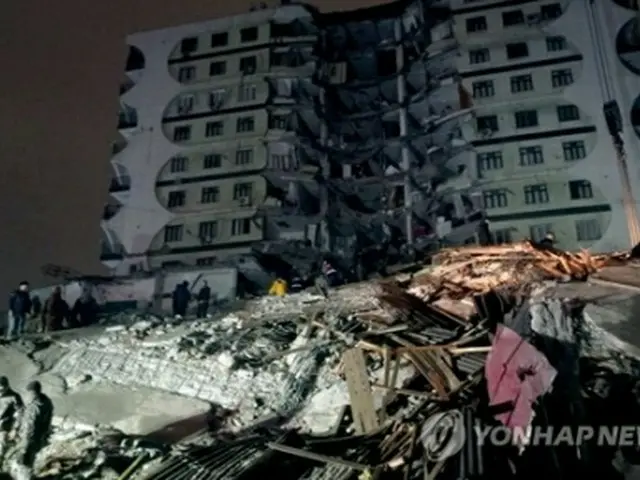 6日に発生した地震で倒壊した南東部ディヤルバクルの建物で救助作業を行う人たち＝（EPA＝聯合ニュース）