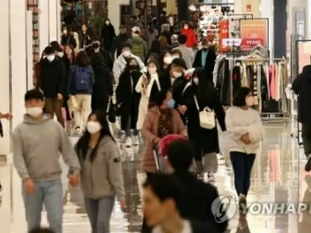 1月30日に屋内でのマスク着用義務が緩和されてから初めて迎えた週末の5日、ソウル市内のショッピングモールを訪れた市民らの多くはマスク着用を続けていた=(聯合ニュース)