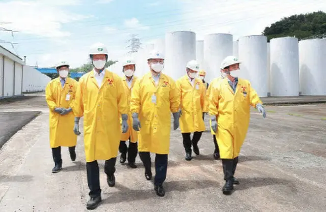 月城原子力発電所内の使用済み核燃料の乾式貯蔵施設を視察する産業通商資源部のパク・イルチュン第2次官（中央）（画像提供:wowkorea）