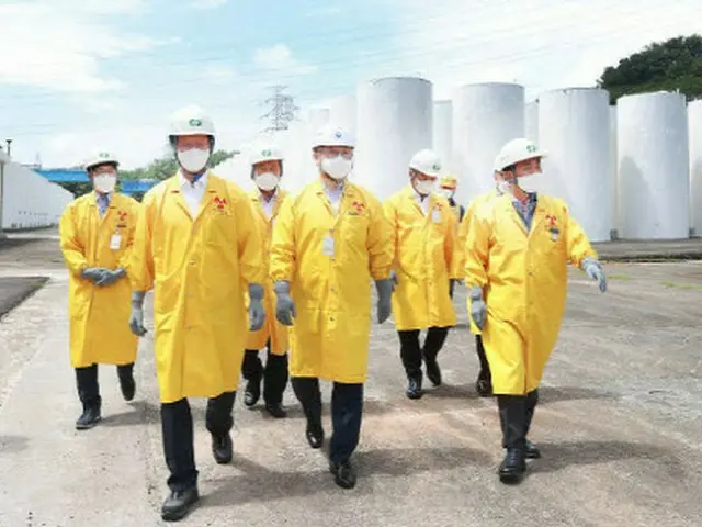月城原子力発電所内の使用済み核燃料の乾式貯蔵施設を視察する産業通商資源部のパク・イルチュン第2次官（中央）（画像提供:wowkorea）