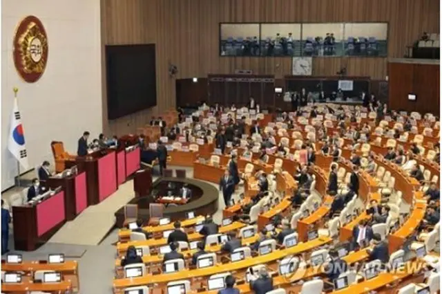 李祥敏・行政安全部長官の弾劾訴追案を可決した韓国国会＝８日、ソウル（聯合ニュース）