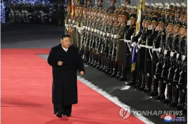 北朝鮮の朝鮮中央通信は９日、建軍節（朝鮮人民軍創建）７５周年の８日に平壌の金日成広場で閲兵式（軍事パレード）が開催されたと報じた。金正恩（キム・ジョンウン）国務委員長（朝鮮労働党総書記）も出席した＝（朝鮮中央通信＝聯合ニュース）≪転載・転用禁止≫