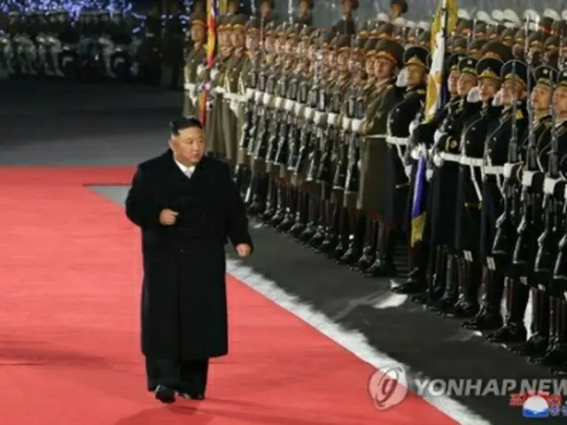 北朝鮮の朝鮮中央通信は９日、建軍節（朝鮮人民軍創建）７５周年の８日に平壌の金日成広場で閲兵式（軍事パレード）が開催されたと報じた。金正恩（キム・ジョンウン）国務委員長（朝鮮労働党総書記）も出席した＝（朝鮮中央通信＝聯合ニュース）≪転載・転用禁止≫