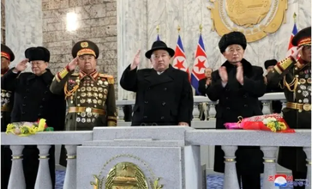 北朝鮮の朝鮮中央通信は9日、朝鮮人民軍の正規軍創設を祝う「建軍節」75周年の閲兵式が8日夜に平壌で開催されたと報じた。手を振る金正恩氏（中央）＝（朝鮮中央通信＝聯合ニュース）≪転載・転用禁止≫