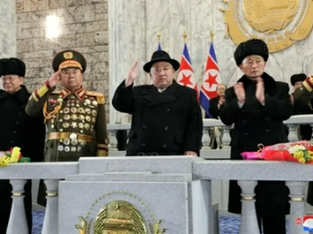北朝鮮の朝鮮中央通信は9日、朝鮮人民軍の正規軍創設を祝う「建軍節」75周年の閲兵式が8日夜に平壌で開催されたと報じた。手を振る金正恩氏（中央）＝（朝鮮中央通信＝聯合ニュース）≪転載・転用禁止≫