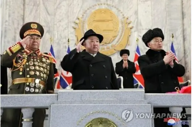朝鮮中央通信は9日、建軍節75周年の8日に平壌の金日成広場で閲兵式が開催されたと報じた。金正恩氏（中央）も出席した＝（朝鮮中央通信＝聯合ニュース）≪転載・転用禁止≫