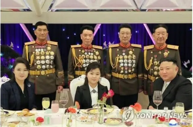 記念撮影する金正恩氏夫妻とキム・ジュエ氏（中央）＝（朝鮮中央通信＝聯合ニュース）≪転載・転用禁止≫