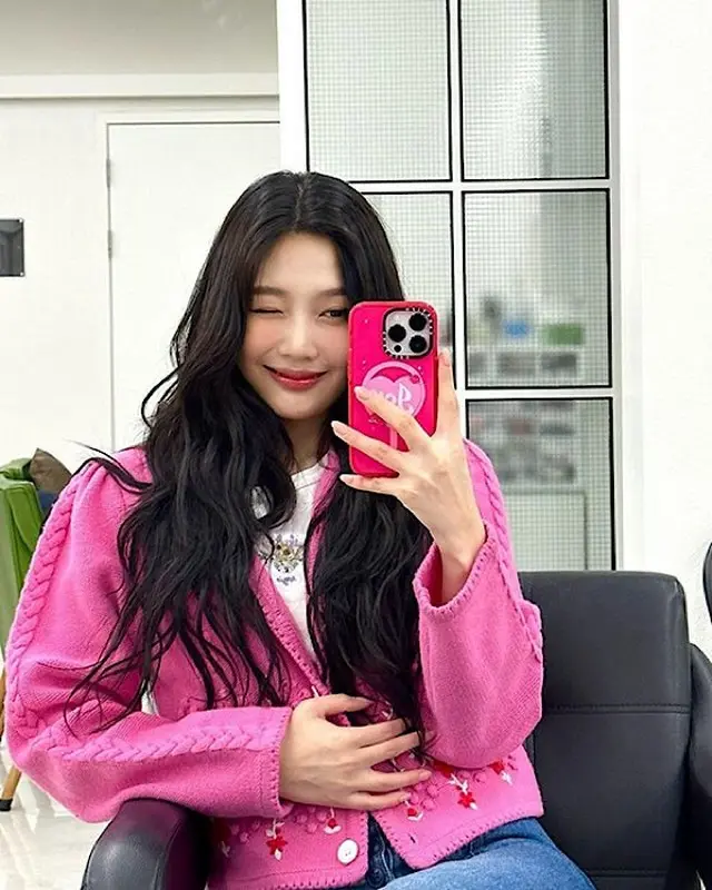 ジョイ（Red Velvet）、華やかなピンク色もしっかり消化…「爽やかな美」（画像提供:wowkorea）