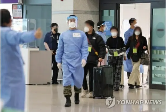 仁川国際空港に到着した中国からの入国者＝（聯合ニュース）
