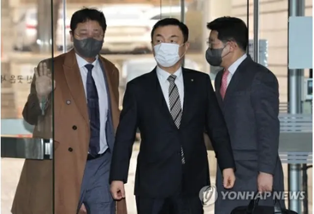 判決公判のためソウル中央地裁に入るクォン・オス氏＝10日、ソウル（聯合ニュース）