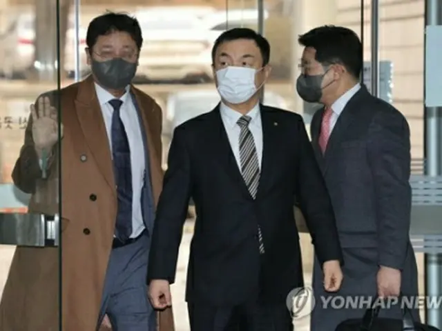 判決公判のためソウル中央地裁に入るクォン・オス氏＝10日、ソウル（聯合ニュース）