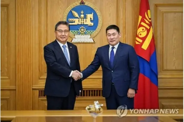 韓国の朴振（パク・ジン）外交部長官（左）は昨年８月にモンゴルを訪れた際にオヨーンエルデネ首相（右）を表敬訪問した（外交部提供）＝（聯合ニュース）≪転載・転用禁止≫