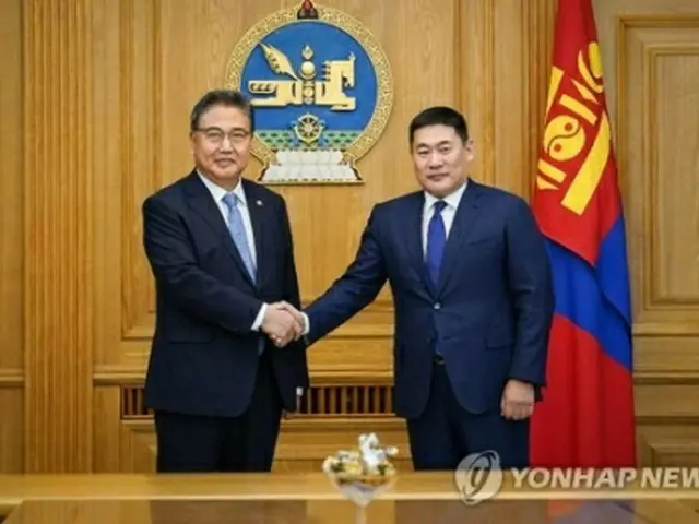 韓国の朴振（パク・ジン）外交部長官（左）は昨年８月にモンゴルを訪れた際にオヨーンエルデネ首相（右）を表敬訪問した（外交部提供）＝（聯合ニュース）≪転載・転用禁止≫