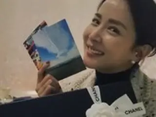映画「パラサイト」の女優チョ・ヨジョン、誕生日プレゼントに巨大なシャネルの箱を記念にパチリ…中身は本や手紙？