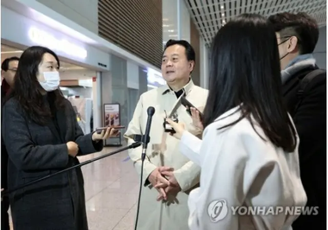 仁川国際空港で記者団の質問に答える趙次官＝１２日、仁川（聯合ニュース）