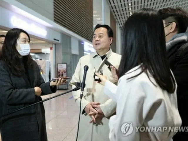 仁川国際空港で記者団の質問に答える趙次官＝１２日、仁川（聯合ニュース）
