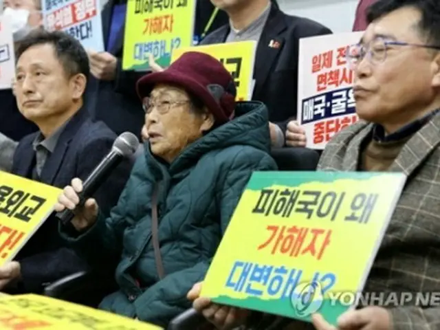 記者会見を開いた「日帝強制動員市民の集まり」。訴訟の原告の梁錦徳さん（中央）が発言している＝１３日、光州（聯合ニュース）