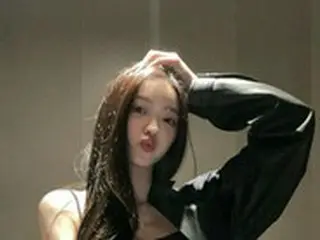 「OH MY GIRL」ユア、直角の肩に感嘆…オールブラックで映える美貌