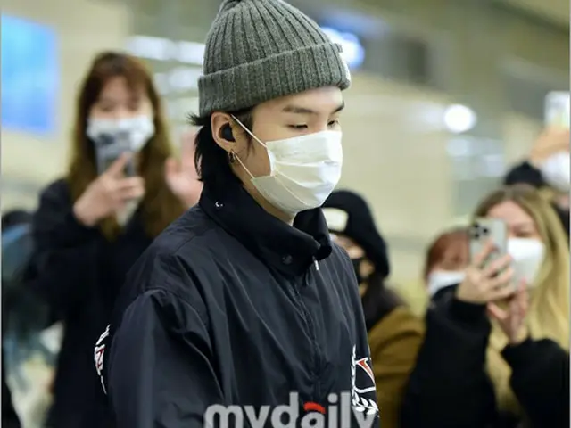 「BTS（防弾少年団）」SUGA、「瞬き注意！あっという間に通り過ぎます」…急ぎ足でもしっかり手であいさつ（画像提供:wowkorea）
