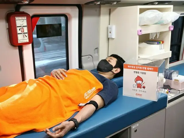 韓国ソウルの航空支援センターで14日、済州航空の職員が献血をしている様子（画像提供:wowkorea）