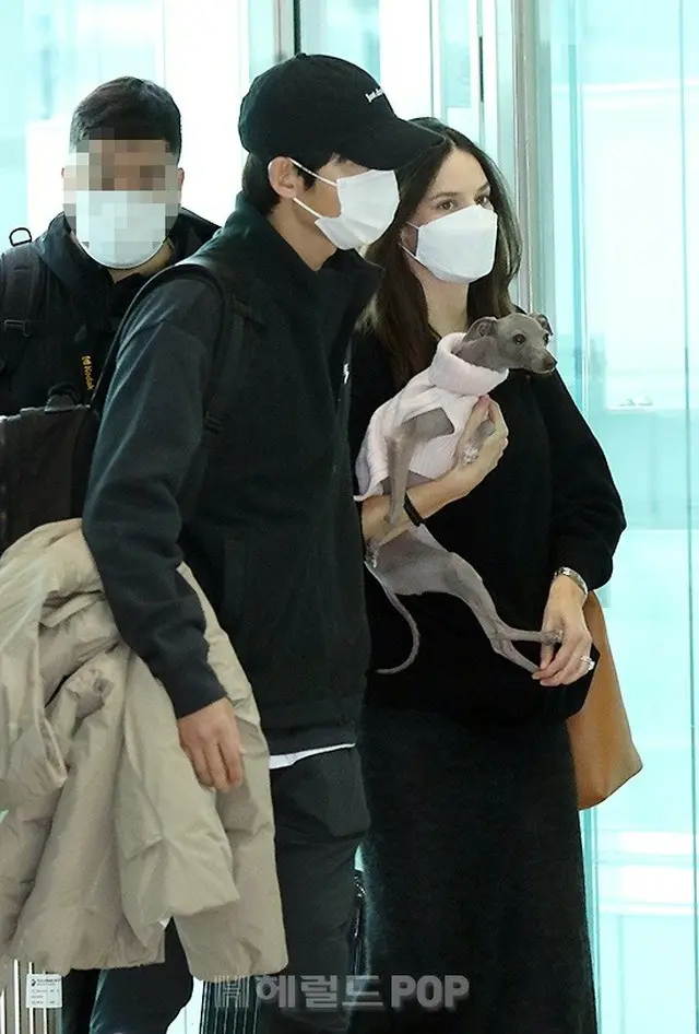 【フォト】”新婚”ソン・ジュンギ＆ケイティさん、愛犬と一緒に出国（画像提供:wowkorea）