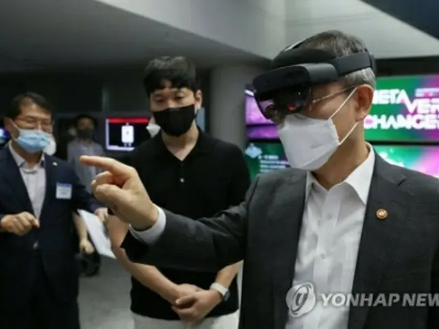 昨年７月、メタバース関連のイベントでコンテンツを体験する科学技術情報通信部の李宗昊（イ・ジョンホ）長官（同部提供）＝（聯合ニュース）≪転載・転用禁止≫