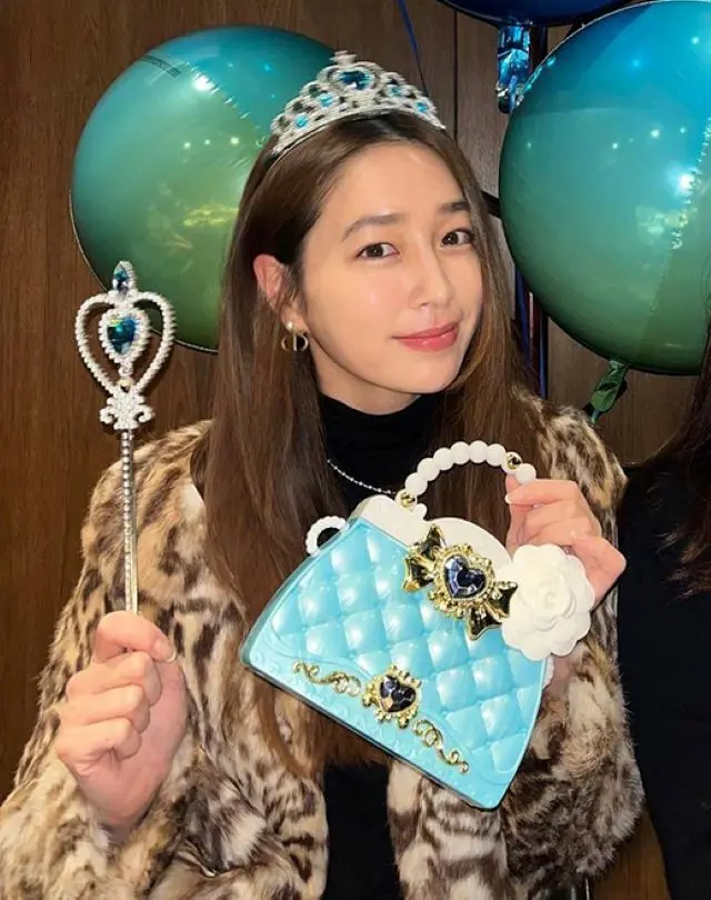 “夫はイ・ビョンホン＆本日誕生日”女優イ・ミンジョン、40代ってホント？ティアラをかぶった童顔美貌で感謝伝える（画像提供:wowkorea）