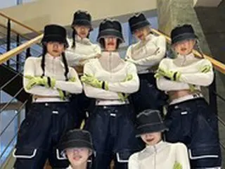 「XG」、韓国の人気音楽番組「M COUNTDOWN」で“顔を出さない”異例のパフォーマンス！