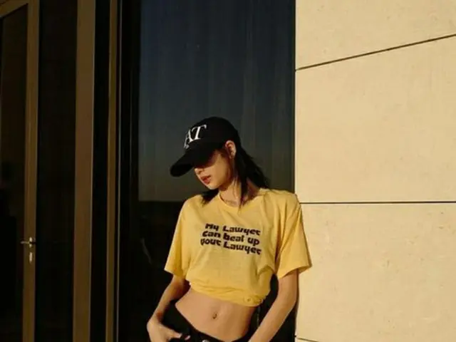 LISA（BLACKPINK）、小顔にへそ出しルックで人形のような美しさ（画像提供:wowkorea）