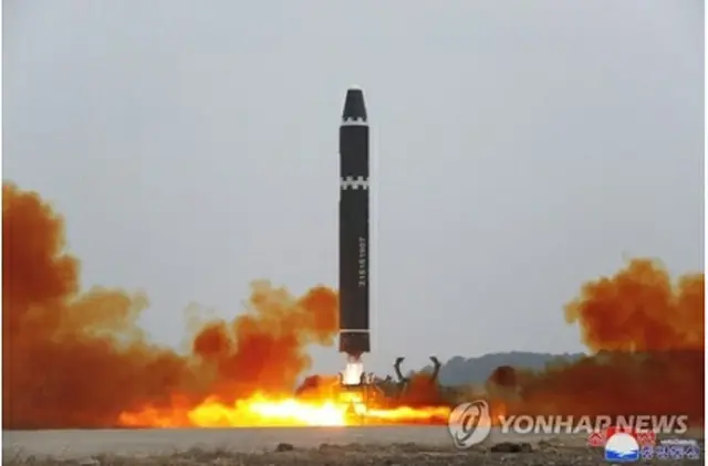 北朝鮮の朝鮮中央通信は１９日、前日の１８日午後に平壌国際飛行場で大陸間弾道ミサイル（ＩＣＢＭ）「火星１５」の発射を高度を高めた「高角発射方式」で実施したと報じた。ミサイルの最高高度は５７６８．５キロで、６６分５５秒間に９８９キロを飛行し、目標水域に正確に着弾したという＝（朝鮮中央通信＝聯合ニュース）≪転載・転用禁止≫