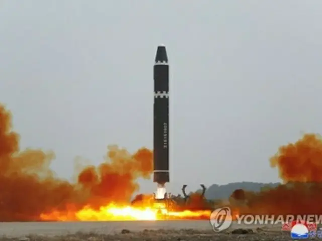 北朝鮮の朝鮮中央通信は１９日、前日の１８日午後に平壌国際飛行場で大陸間弾道ミサイル（ＩＣＢＭ）「火星１５」の発射を高度を高めた「高角発射方式」で実施したと報じた。ミサイルの最高高度は５７６８．５キロで、６６分５５秒間に９８９キロを飛行し、目標水域に正確に着弾したという＝（朝鮮中央通信＝聯合ニュース）≪転載・転用禁止≫