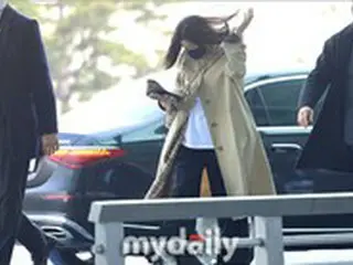 女優チョン・ジヒョン、高級車から降りてさっそうと空港へ…春が待ち遠しいトレンチコート姿