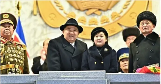閲兵式に出席した金正恩氏と娘のジュエさん（外国文出版社のアルバムより）＝（聯合ニュース）≪転載・転用禁止≫