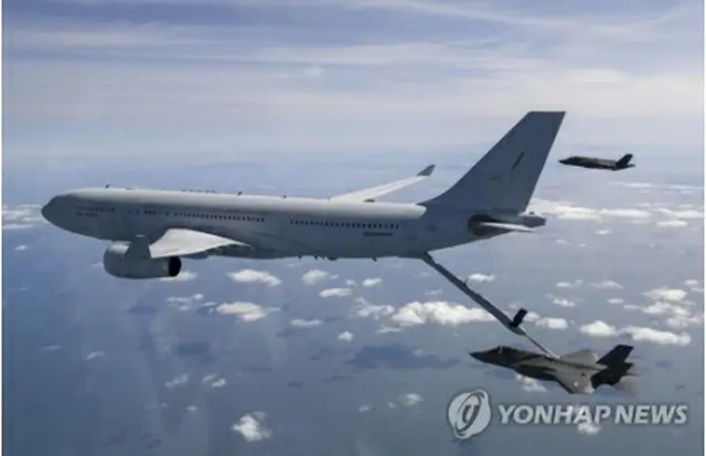 空中給油機ＫＣ３３０から空中給油を受けるＦ３５Ａ（空軍提供）＝（聯合ニュース）≪転載・転用禁止≫