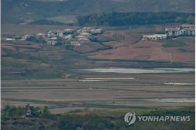 ソウル北方の南北軍事境界線に近い京畿道・坡州の烏頭山統一展望台から望む北朝鮮の田畑（資料写真）＝（聯合ニュース）
