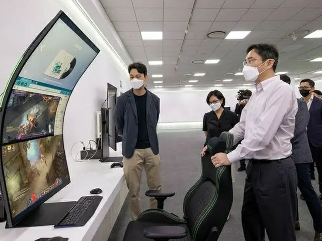 サムスン会長、テレビ事業場視察...「1億ウォンを超える新製品に注目」（画像提供:wowkorea）