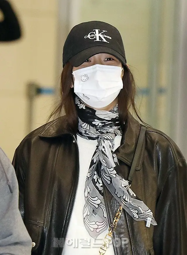 「BLACKPINK」JISOO、ファッションのポイントはキティマスク？海外スケジュール終え韓国入国（画像提供:wowkorea）