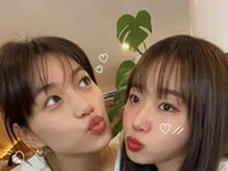 「Weki Meki」のチェ・ユジョン＆キム・ドヨン、変わらぬ厚い友情…唇を突き出したポーズがキュート