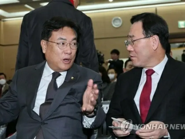 「国民の力」の鄭鎮碩非常対策委員長（左）と朱豪英（チュ・ホヨン）院内代表（資料写真）＝（聯合ニュース）