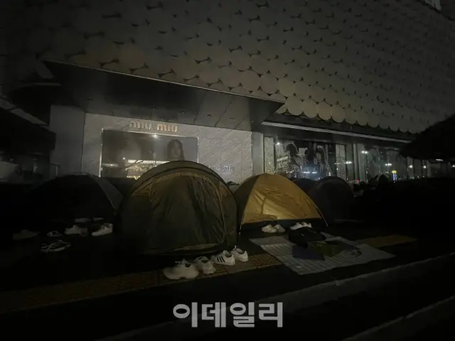 韓国ソウル市内の高級百貨店前に”テント族”出現、新人デザイナーのポップアップに熱狂するMZ世代（画像提供:wowkorea）