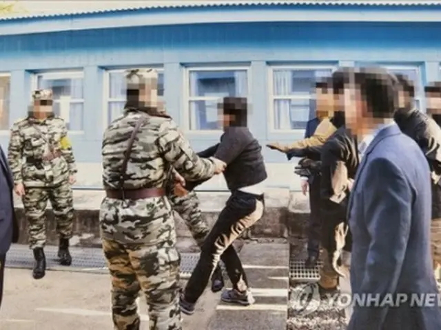 北朝鮮への強制送還を拒んで抵抗する漁民（統一部提供）＝（聯合ニュース）≪転載・転用禁止≫