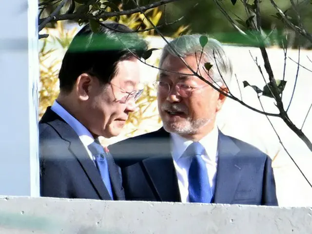 韓国野党“共に民主党”の李在明代表（左）と文在寅前大統領（画像提供:wowkorea）