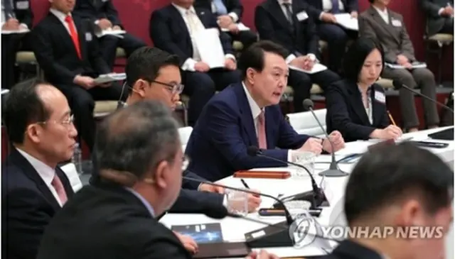 戦略会議で発言する尹大統領（大統領室通信写真記者団）＝２８日、ソウル（聯合ニュース）