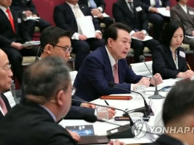 戦略会議で発言する尹大統領（大統領室通信写真記者団）＝２８日、ソウル（聯合ニュース）