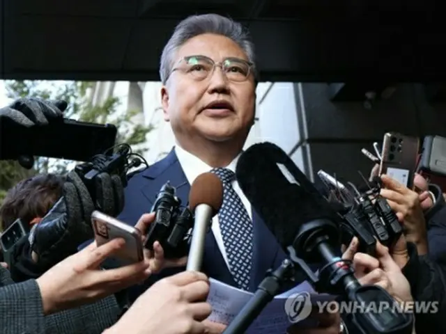 被害者遺族との面会の結果について説明する朴氏＝２８日、ソウル（聯合ニュース）