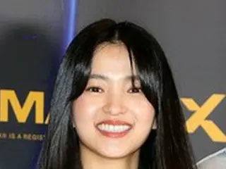 女優キム・テリ、約束守った…チン・ソンギュ息子に小学校入学記念のリュックをプレゼント