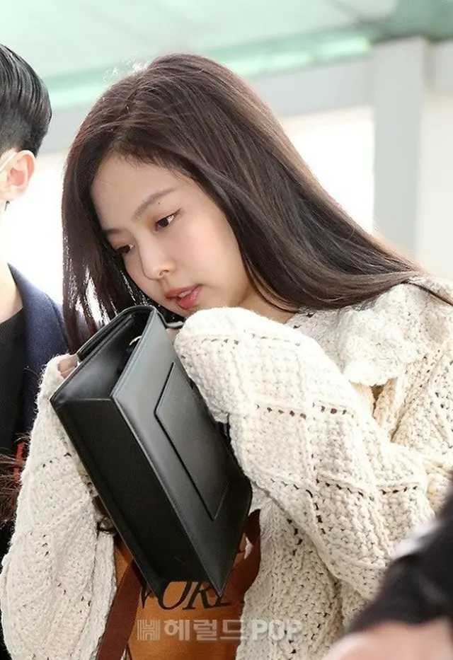 JENNIEが顔を負傷し治療を受けている（画像提供:wowkorea）